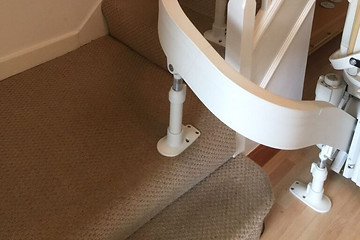 Acorn-drop nose stairlift